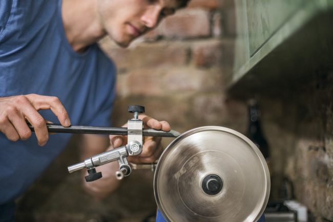 Raoul_am_Schalenröhren_schleifen