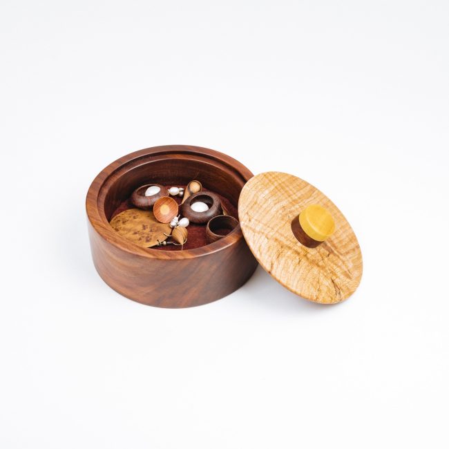 Schmuckdose mit Ohrringen