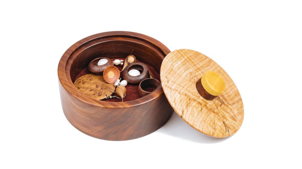 Schmuckdose mit Ohrringen_freigestellt